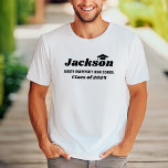 Camiseta Nome Personalizado Classe Branca de Graduação 2025<br><div class="desc">O design de t-shirt moderna de graduação personalizada branca apresenta o primeiro nome do formando em estilo decorativo preto a negrito com destaque para o boné formando (pode ser reposicionado se necessário) e um mínimo de termos de ano de aula e de nome escolar que podem ser personalizados com as...</div>