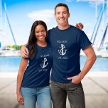 Camiseta Nome Personalizado da Família Ancoragem Náutica de<br><div class="desc">Design náutica com âncora,  riscas azuis e brancas de marinho na moda e personalizadas com o nome da sua família ou barco e data estabelecida. Projetado por Thisnotme©</div>