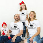 Camiseta Nome Personalizado da Família Personalizada Corres<br><div class="desc">Comemore a alegria e a união da época de férias com nosso personalizado da família personalizado que corresponde às camisetas de Natal. Essas camisas deliciosas são a maneira perfeita de unir sua família em estilo festivo, criando memórias queridas e capturando o espírito da estação. Personalize cada camisa com seu nome...</div>