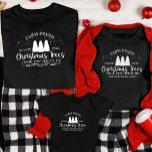 Camiseta Nome Personalizado da Família Personalizada Corres<br><div class="desc">Eleve o estilo de feriado da sua família com o nosso Nome Personalizado da Família Personalizado Correspondente às T-Shirts de Natal numa paleta de cores escuras rica e elegante. Estas camisas maravilhosamente coordenadas trazem uma camada extra de sofisticação às suas comemorações festivas, ao mesmo tempo que enfatizam a importância da...</div>