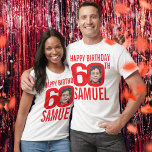 Camiseta Nome personalizado de 60 anos e modelo de foto ver<br><div class="desc">Feliz 60º aniversário, texto vermelho e branco, frente personalizada e foto de trás, e t-shirt de nomes. Foto personalizada divertida da 60ª em azul-negrito e design de aniversário branco contrastante. Personalize esta camisa de aniversário com duas fotografias da pessoa de aniversário no meio do número 0, na frente e atrás,...</div>
