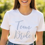 Camiseta Nome personalizado de noiva da equipe, Wedding Dus<br><div class="desc">Celebre o seu Esquadrão da Noiva com estilo com esta camiseta de casamento personalizada! Com a frase "Equipe Bride" em uma fonte de script na moda, este modelo pode ser personalizado com um nome, data de casamento, local ou qualquer texto que você escolher. Perfeito para festas de solteira, chás de...</div>