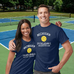 Camiseta Nome Personalizado do Parceiro Add Club do Michiga<br><div class="desc">Mostre o seu amor pela bola de picles do Michigan (facilmente mude o nome do estado e a cor da camisa) com esta incrível camisa de picleball para clubes, times, parceiros ou visto de campo do dia a dia. Basta adicionar suas três linhas de texto personalizado para fazer uma camisa...</div>