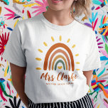 Camiseta Nome Personalizado do Professor Grau Boho Rainbow<br><div class="desc">A camiseta do Sol Arco-Íris-Íris-Íris-Íris Boho-Terra é uma peça de roupa única e na moda que combina elementos boêmicos e terrestres com um sol-íris vibrante. Além do gráfico impressionante, a camiseta também pode ser personalizada com o nome do professor, assim como a nota ou qualquer outra citação, seja sobre gentileza...</div>