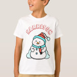 Camiseta Nome Personalizado do Snowman Boys White Christmas<br><div class="desc">Esta árvore de natal branca para crianças apresenta um bonitinho bonitinho bonitinho na frente,  com o nome do seu filho na fonte de efeito de pedra vermelha. Para alterar o nome ou clique no boneco de neve no botão personalizar. Este design contém IA.</div>