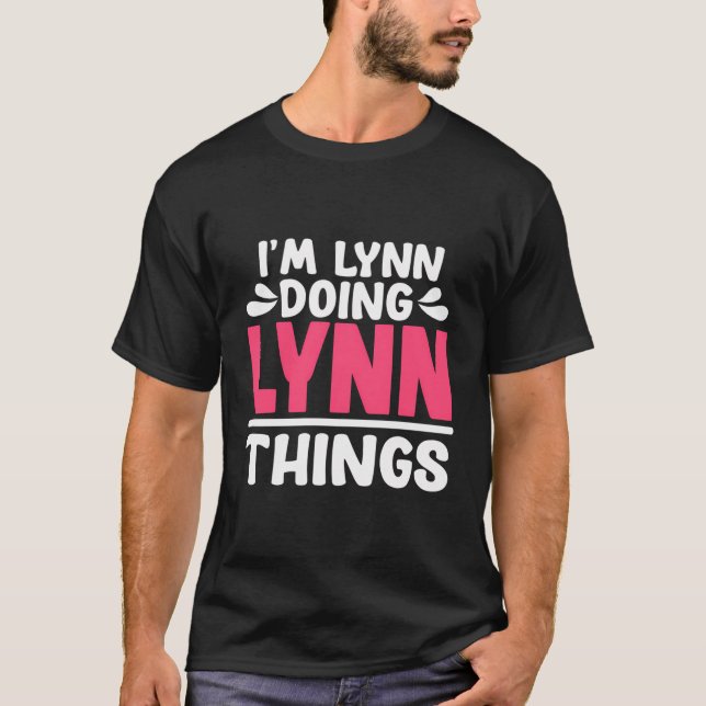 Camiseta Nome Personalizado Que Sou Lynn Fazendo Coisas Do  (Frente)