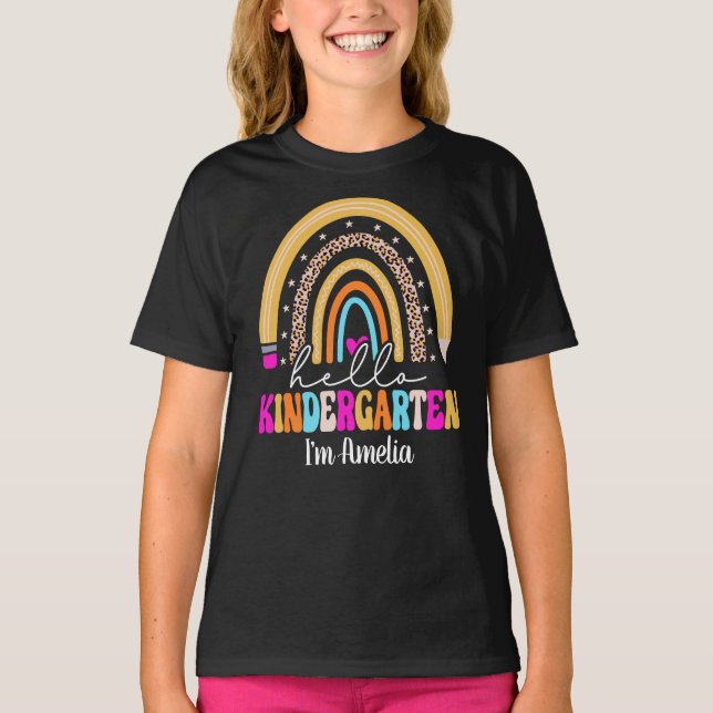 Camiseta Nome Personalizado Rainbow Hello jardim de infânci (Frente)