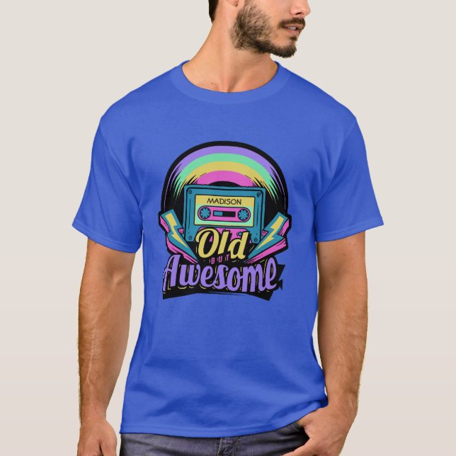 Camiseta Nome personalizado Vestuário antigo mas incrível (Frente)
