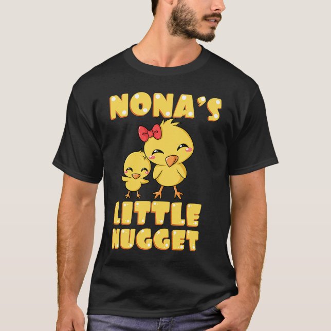 Camiseta Nona's Little Nugget Chicken Lover Avó Mot (Frente)