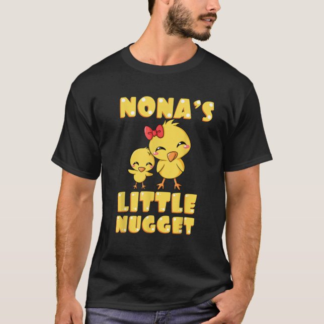 Camiseta Nona's Little Nugget Chicken Lover Avó Mot (Frente)