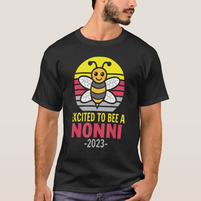 Camiseta Nonni 2023   Bee   Grandma   Excited To Be A Nonni (Frente)