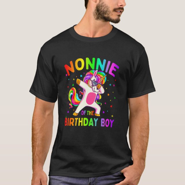 Camiseta Nonnie of the Festa de aniversário Boy Dabbing Uni (Frente)