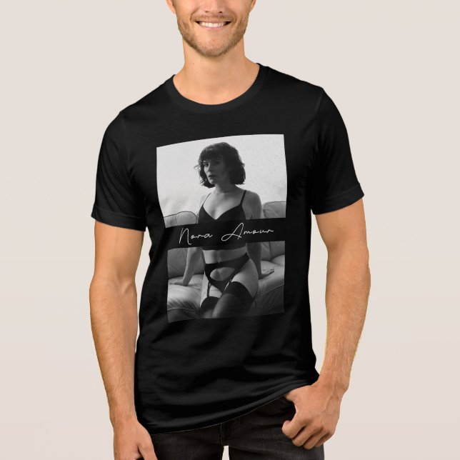Camiseta Nora Amour B&W, Texto Branco (Frente)