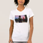 Camiseta NORA CYBER WARRIOR SEGURANDO MACAW Science Fiction<br><div class="desc">Beleza preta tatuada com elegantes joias de ouro com seu papagaio vermelho colorido,  sob o céu cósmico rosa com planetas azuis.Quadro de animação artístico do filme de ficção científica de animação em 3d da Hyperion World .Bulgária Lumini (c)</div>
