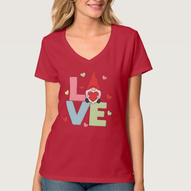 Camiseta Nordic Love Gnome: Whimsical Pastel Heart  (Frente)