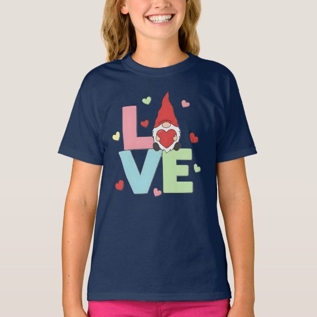 Camiseta Nordic Love Gnome: Whimsical Pastel Heart  (Frente)