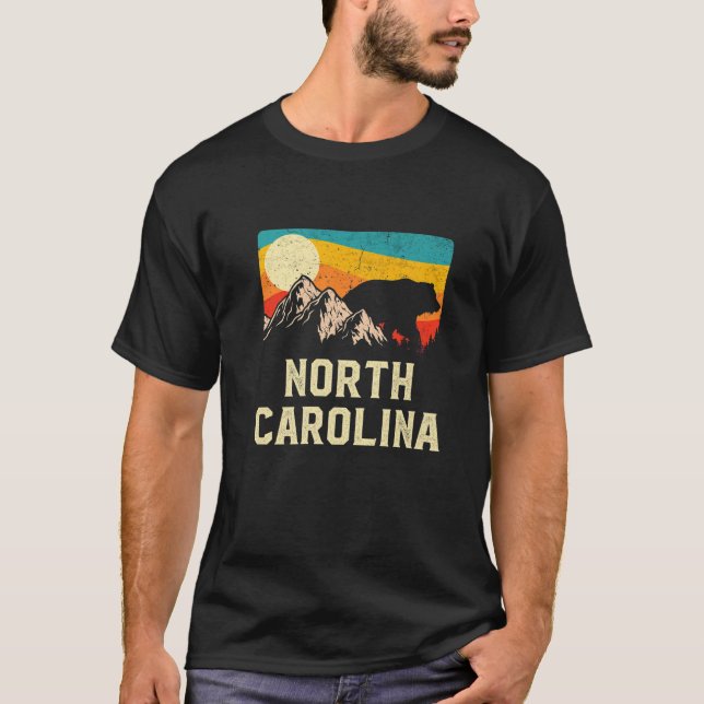 Camiseta North Carolina Nature Wild Bear Retro Sunset Hikin (Frente)