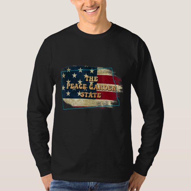 Camiseta North Dakota Nd Us Flag Motto (Frente)