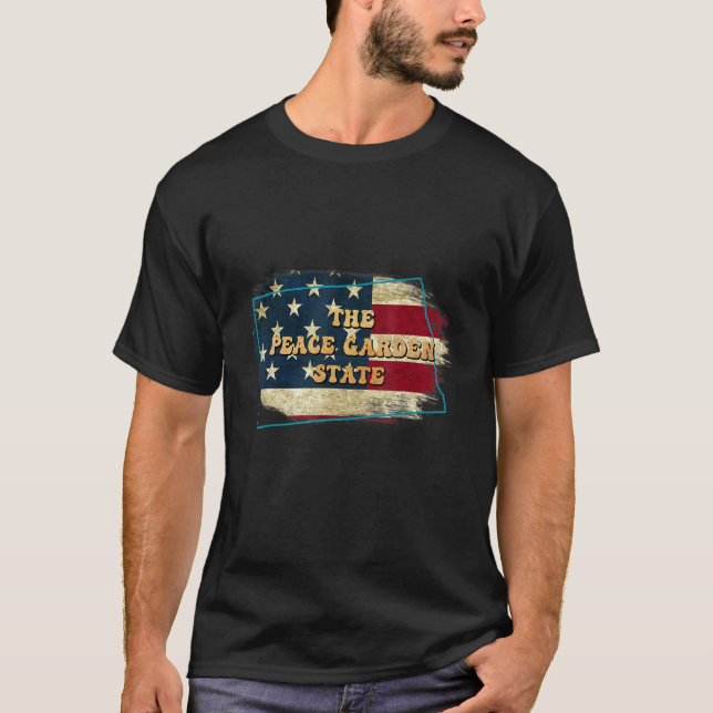 Camiseta North Dakota Nd Us Flag Motto (Frente)