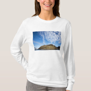 Camiseta Noruega, Svalbard, Nuvens acima de penhascos íngre