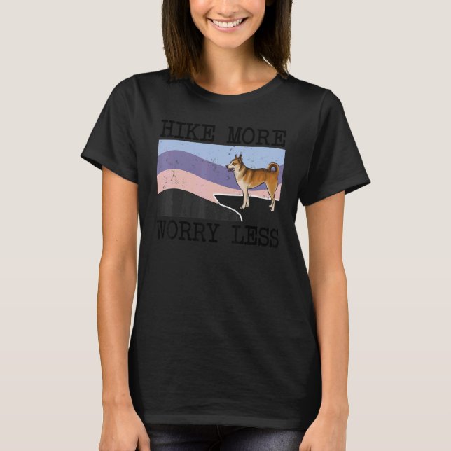 Camiseta Norueguês Lundehund Hike Mais Preocupada Menos Grá (Frente)