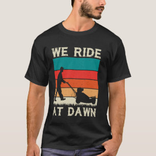 Camiseta Nós Andamos ao Amanhecer Cortando a Grama Jardim E