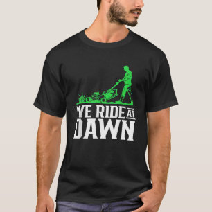 Camiseta Nós Andamos Na Corda Da Cabeça Da Aurora Da Grama.