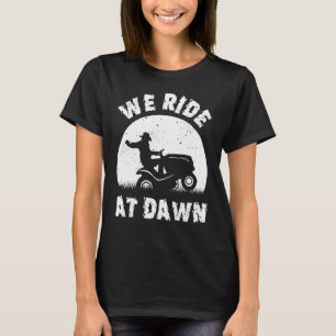 Camiseta Nós Andamos No Dawn Lawn Mower Riding