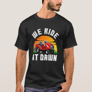 Camiseta Nós Andamos No Dawn Lawnmower Farmer Pai Yard Trab