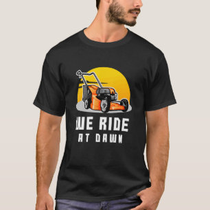 Camiseta Nós Andamos No Dawn Lawnmower Farmer Pai Yard Trab