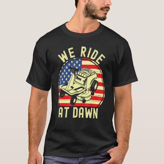Camiseta Nós Andamos No Dawn Lawnmower Lawn Mwing Pai Ameri (Frente)