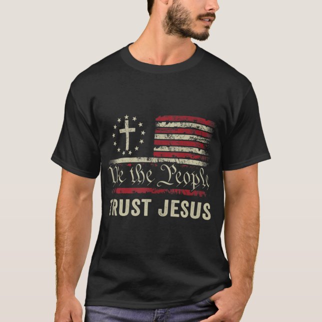 Camiseta Nós, as Pessoas, confiamos em Jesus - EUA, bandeir (Frente)
