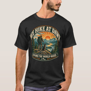 Camiseta Nós Caminhamos ao Amanhecer Antes que o Mundo Desp