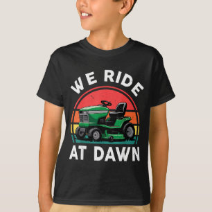 Camiseta Nós Cavalgamos Ao Amanhecer Cortador de Grama Infa