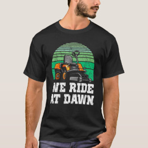 Camiseta Nós Cavalgamos ao Amanhecer Cortador de Grama Pai
