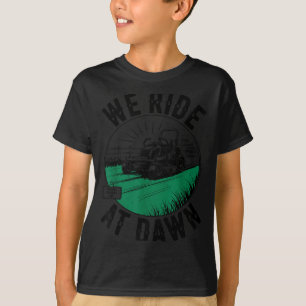 Camiseta Nós Cavalgamos Ao Amanhecer Cortador de Grama Zero