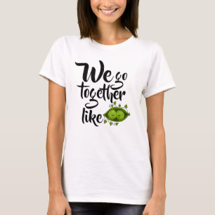 Camiseta Nós Combinamos Juntos Como Duas Ervilhas Em Uma Va