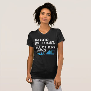 Camiseta Nós Confiamos em Deus Todos os Outros Trazem Dados