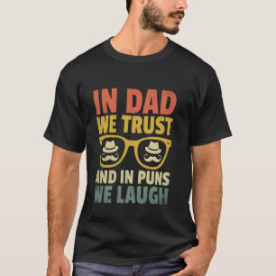 Camiseta Nós Confiamos no Papai e nos Trocadilhos Nós Rimos
