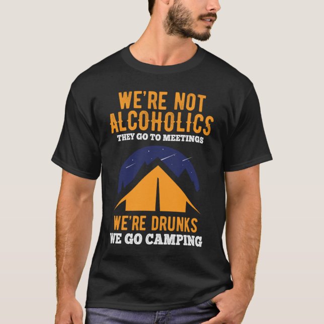 Camiseta Nós não somos Alcoólicos Eles vão a reuniões nós v (Frente)