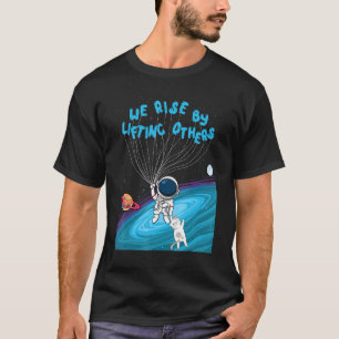 Camiseta Nós nos Erguemos ao Levantar Outros Astronauta Seg