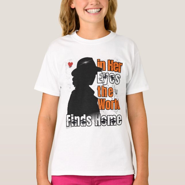 Camiseta Nos Olhos Dela, O Mundo Encontra-Se Em Casa - Amor (Frente)