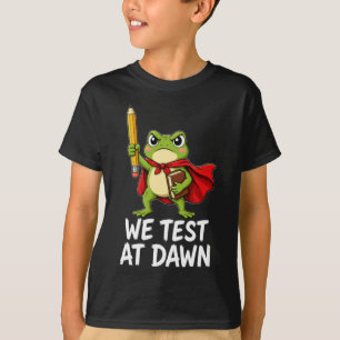 Camiseta Nós Testamos ao Amanhecer Sapo Engraçado Aluno Pro