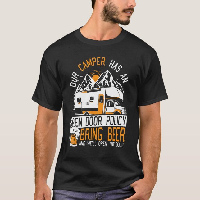Camiseta Nossa Camper Tem Uma Política De Porta Aberta. (Frente)