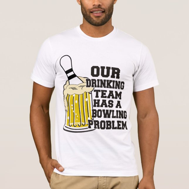 Camiseta Nossa equipe do bebendo tem um problema da boliche (Frente)