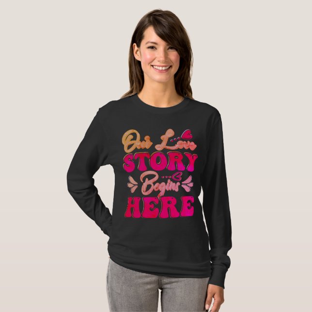 Camiseta Nossa História De Amor Começa Aqui (Frente Completa)