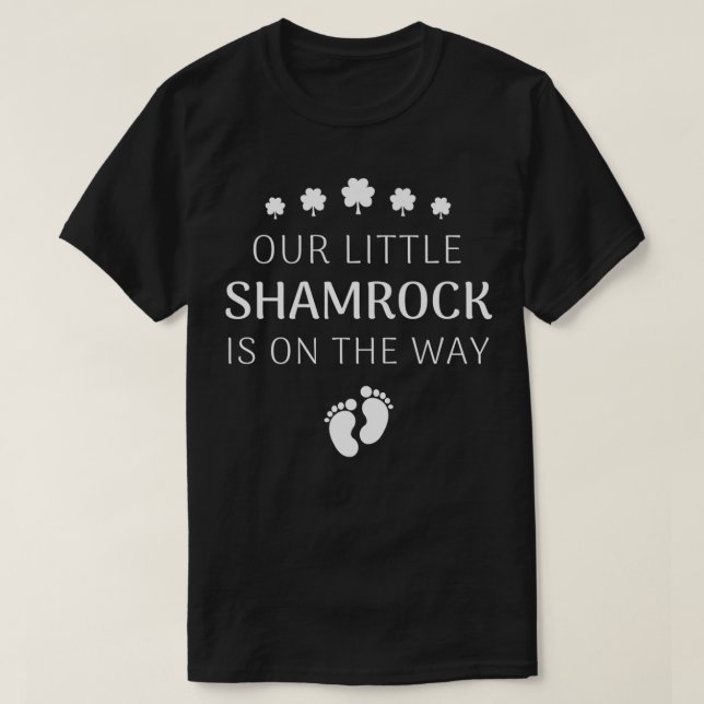 Camiseta Nossa Pequena Shamrock Está No Caminho Da Gravidez (Frente do Design)