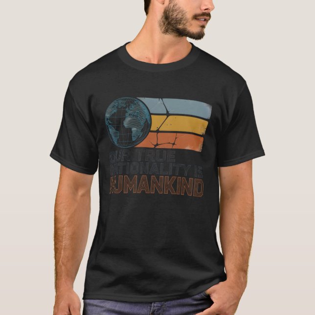 CAMISETA NOSSA VERDADEIRA NACIONALIDADE É HUMANA (Frente)
