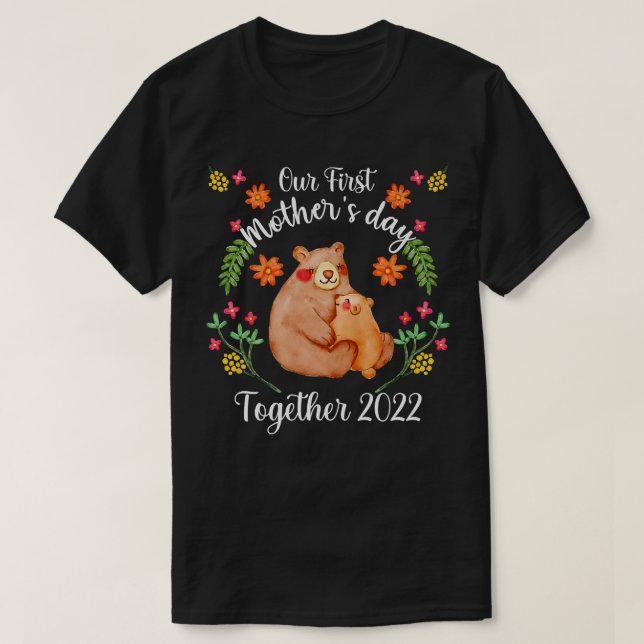 Camiseta Nosso Primeiro Dia de as mães Junto Com A Fama Do  (Frente do Design)