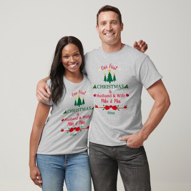 Camiseta Nosso Primeiro Natal Como Casal De Marido E Esposa (Unissex)